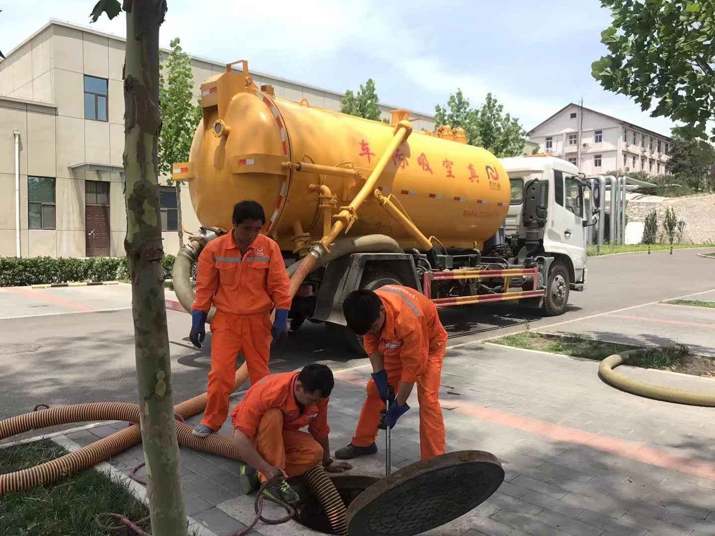 龙潭管道疏通车停在窨井附近